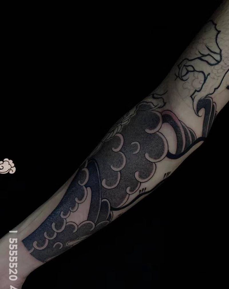 雾面老传统纹身图片_手臂老传统龙纹身图案