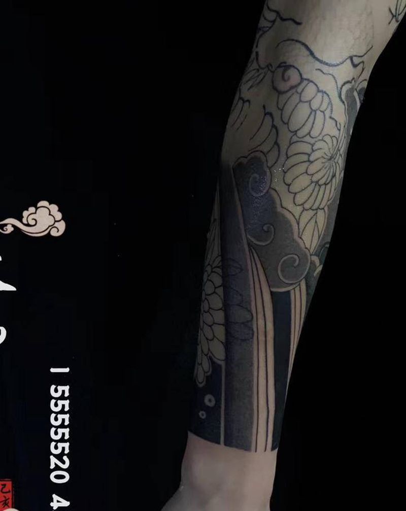 老传统雾面龙纹身纹身图片_手臂老传统龙纹身图案