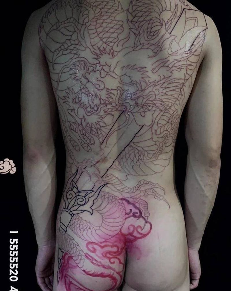 满背龙纹身老传统纹身图片_背部老传统龙纹身图案