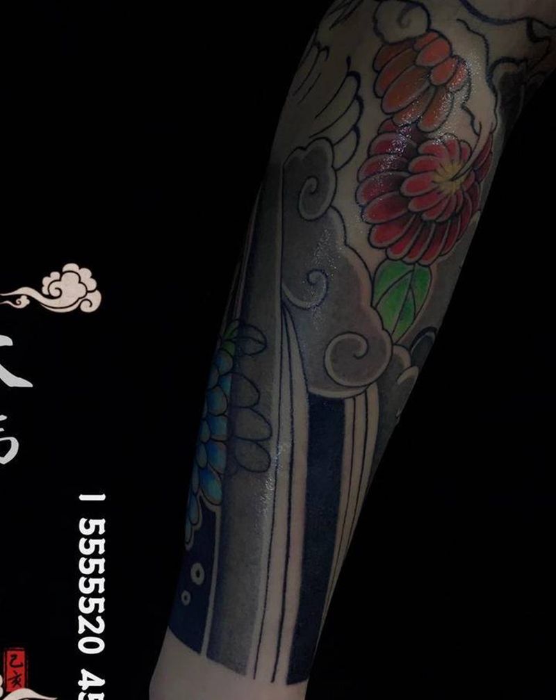 老传统雾面纹身图片_手臂老传统水彩龙纹身图案