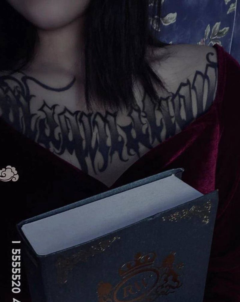 花胸 花体字纹身图片_胸部花体字纹身图案