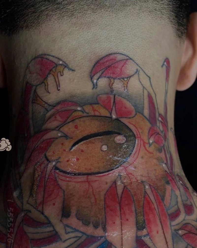 眼珠纹身图片_颈部New School纹身图案