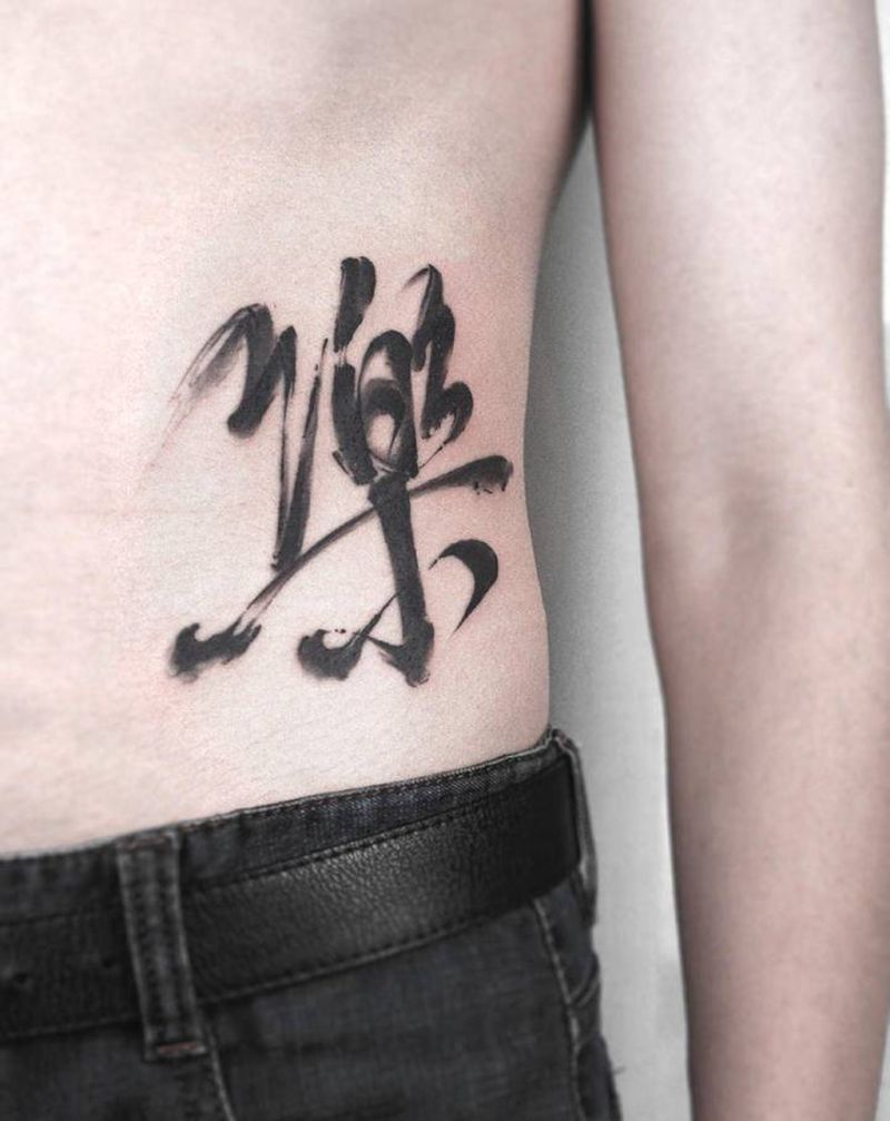 乐纹身图片_腰部腹部水墨花体字纹身图案