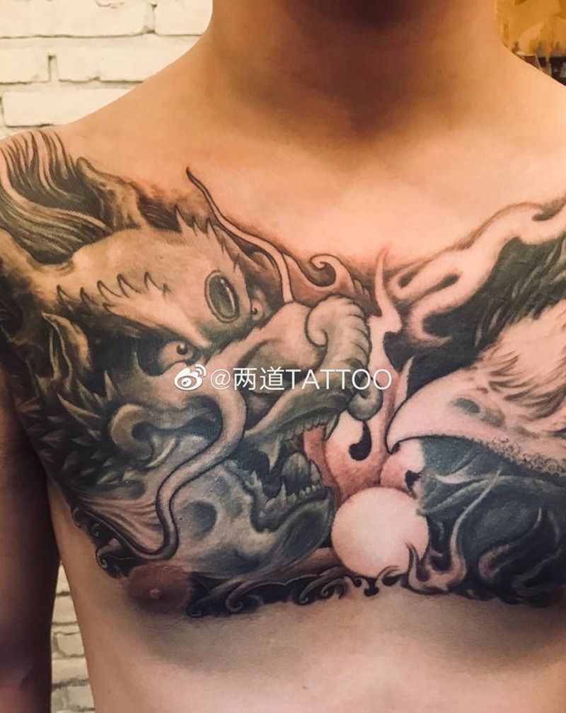 传统花胸纹身图片_胸部新传统纹身图案