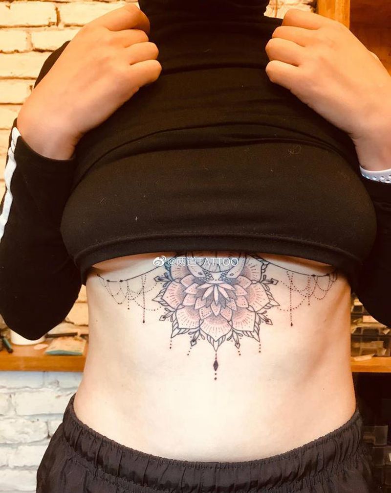 胸花梵花纹身纹身图片_胸部点刺老传统纹身图案