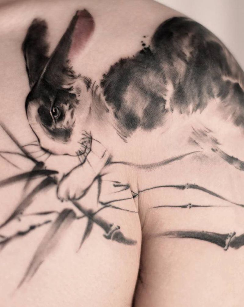 肖像龙 兔子纹身图片_胸部肩部水墨水彩纹身图案