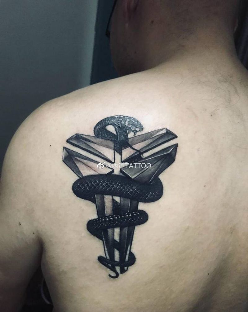 科比纹身，黑曼巴纹身图片_肩部背部欧美写实纹身图案