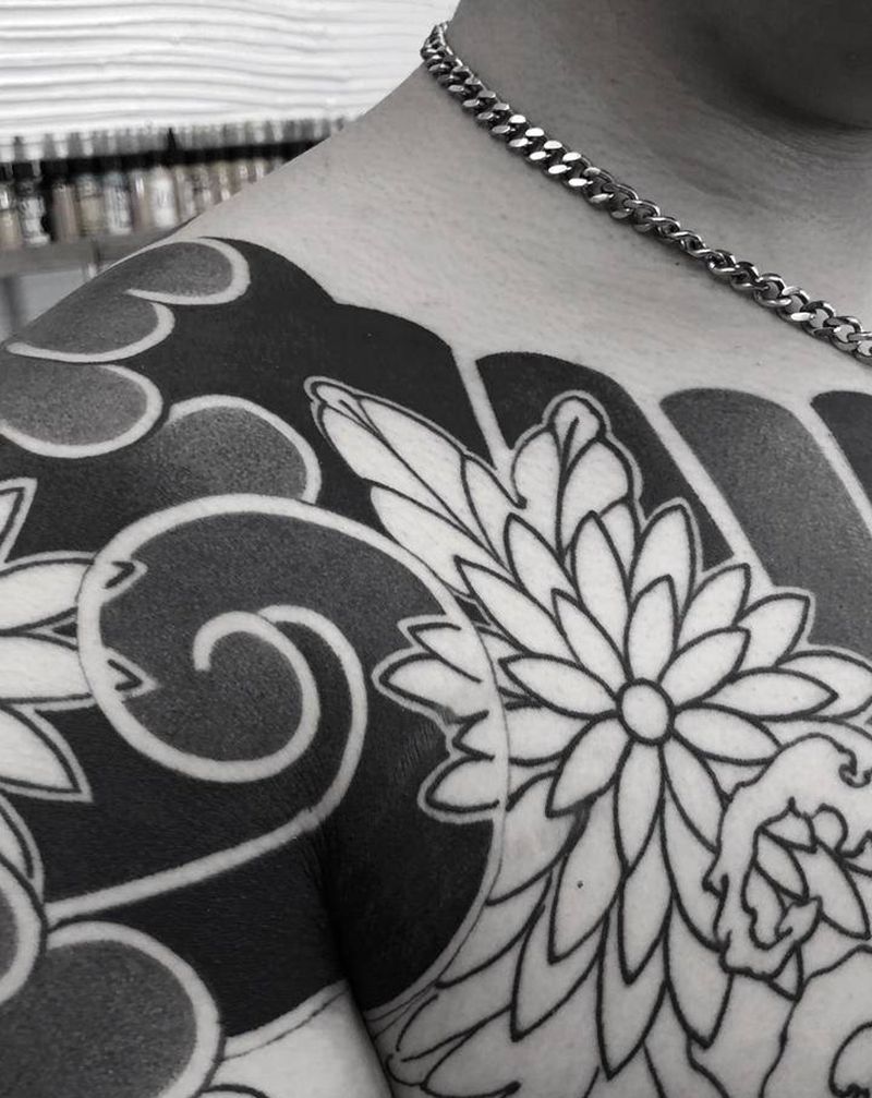 传统版雾纹身图片_胸部老传统点刺纹身图案