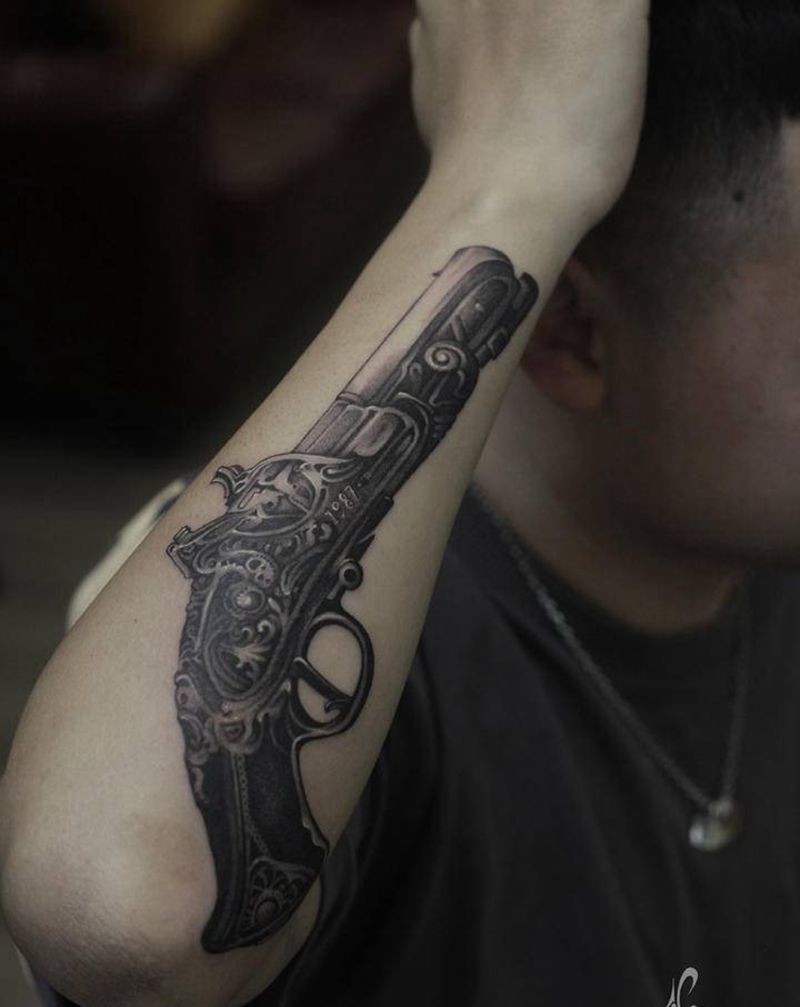 火铳纹身图片_手臂点刺欧美写实纹身图案