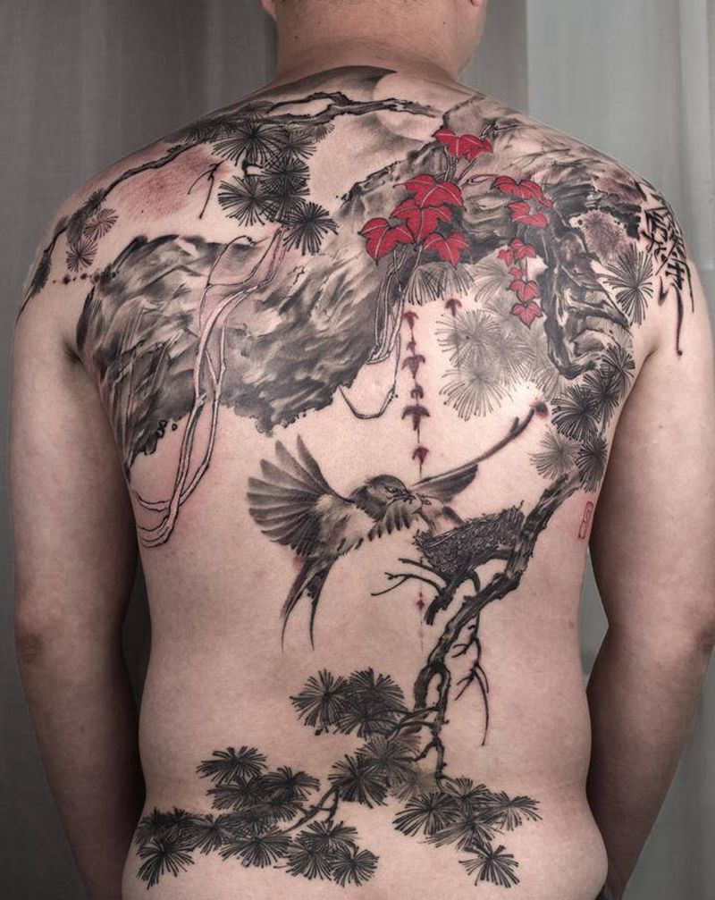 树纹身图片_背部臀部水墨老传统树 鸟纹身图案