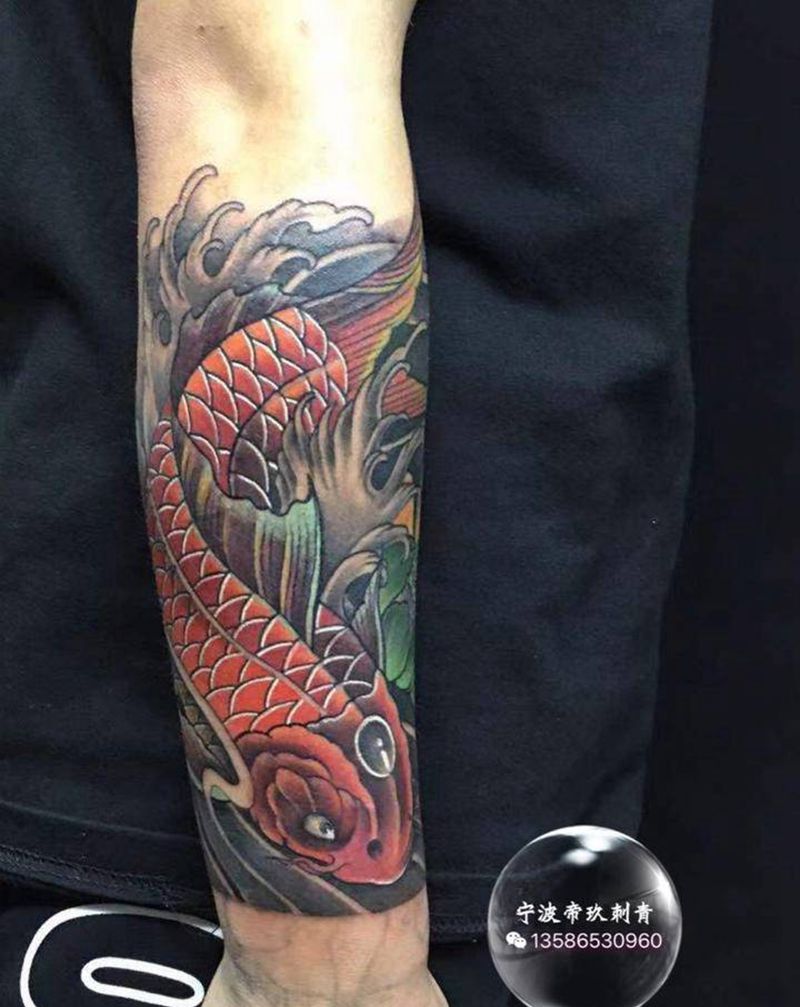 小臂锦鲤纹身图片_手臂新传统纹身图案