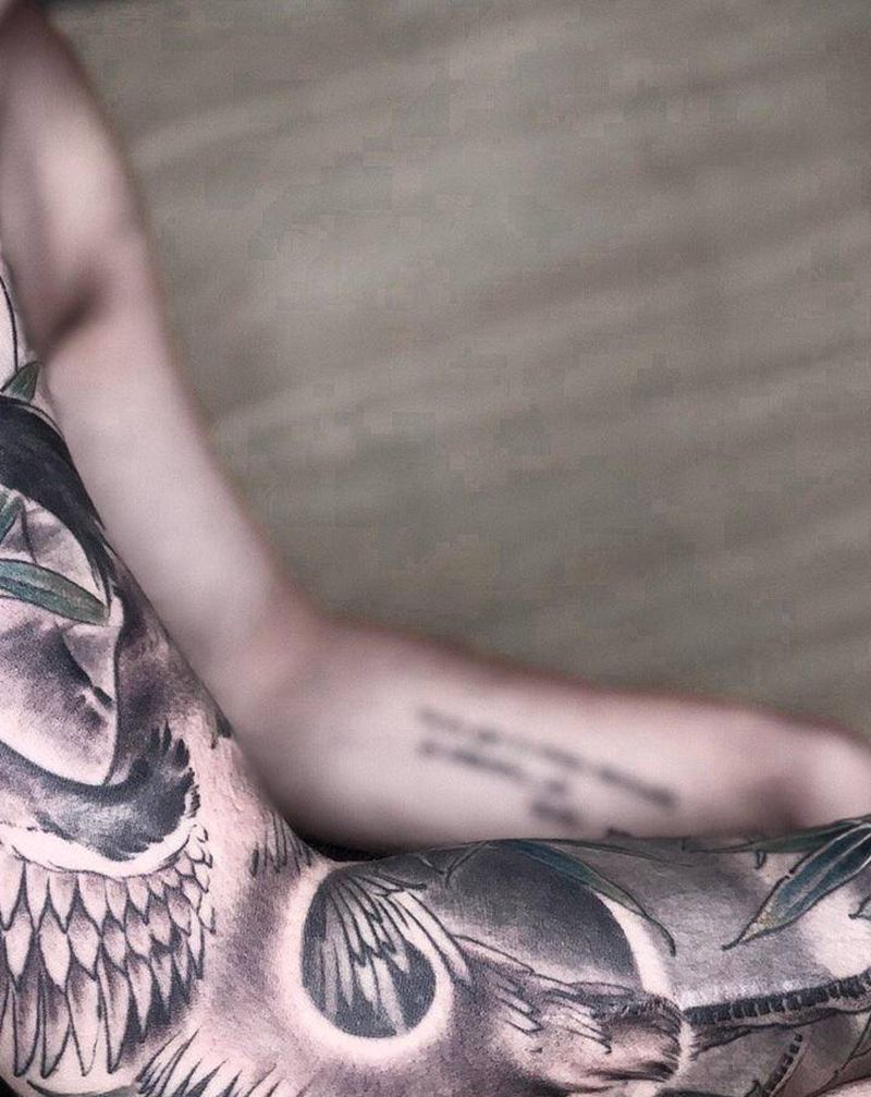 鹤纹身图片_手部手臂老传统水墨鹤 竹子纹身图案