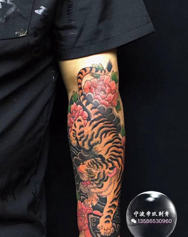 下山虎遮盖疤痕纹身图片_手臂老传统纹身图案