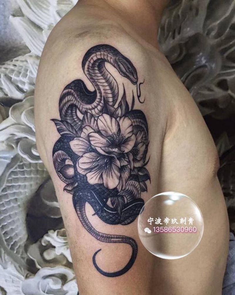 蛇戏牡丹纹身图片_手臂新传统纹身图案