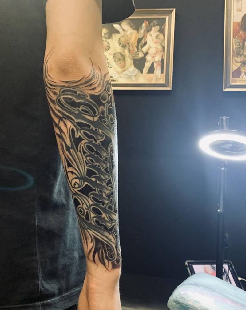 暗黑花体字纹身图片_手臂花体字暗黑纹身图案