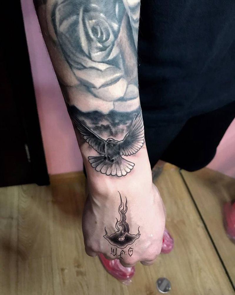 鸽子纹身图片_手部纹身图案