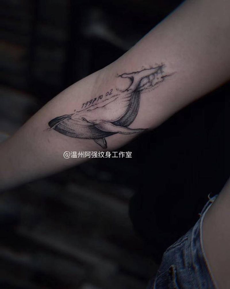 鲸鱼纹身图片_手臂点刺几何纹身图案
