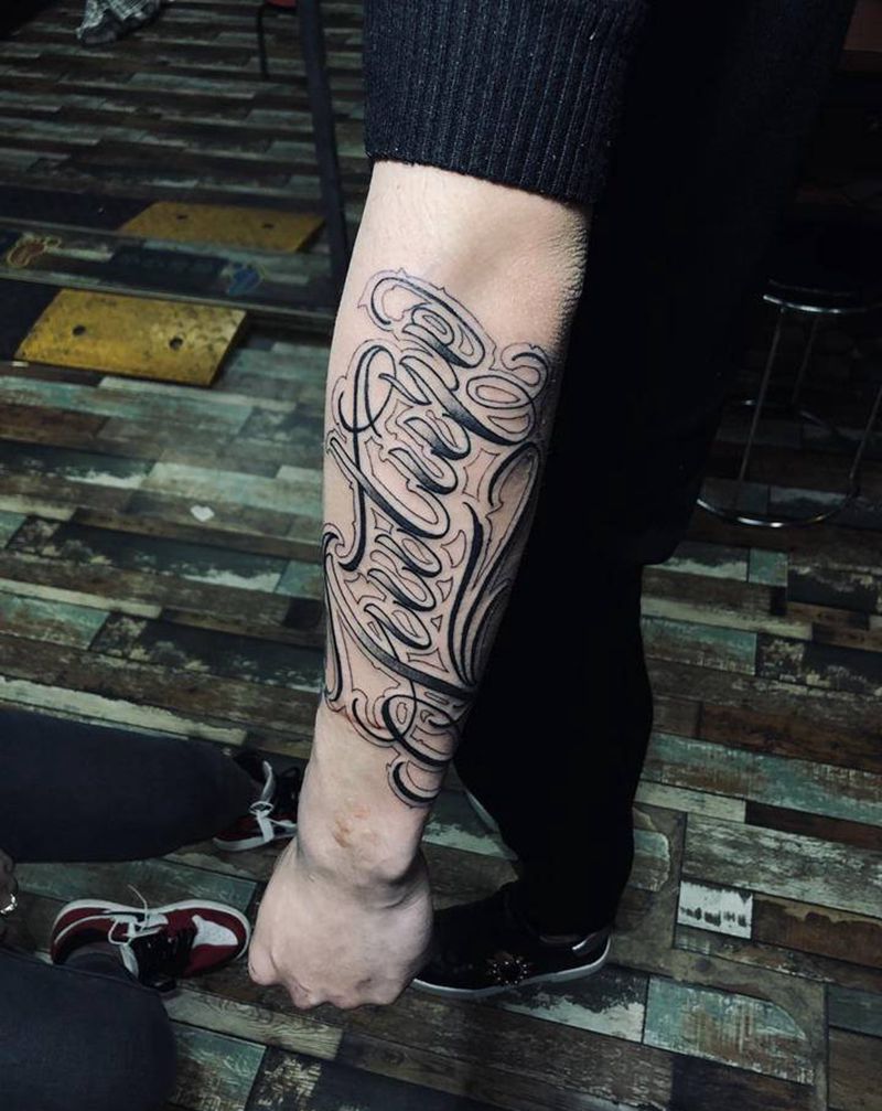 花体字纹身图片_手臂花体字纹身图案