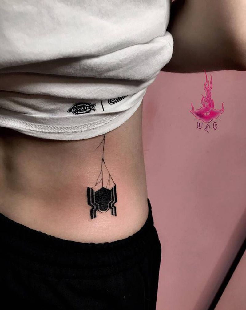 蜘蛛纹身图片_腰部纹身图案