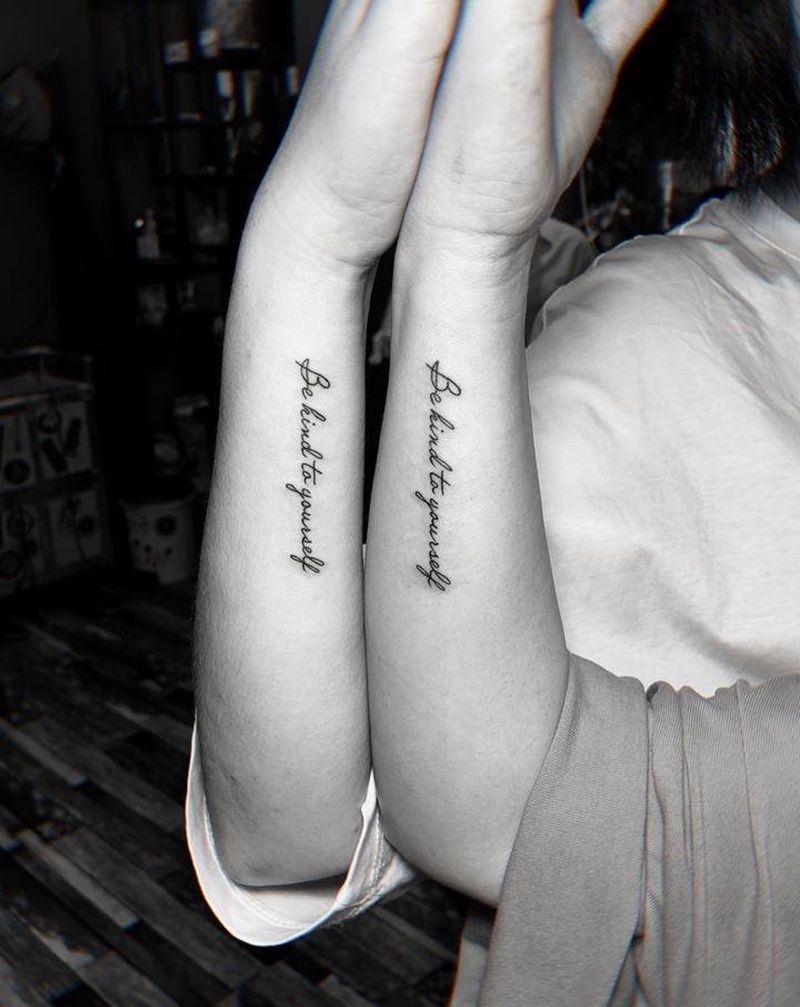 闺蜜纹身，字母纹身纹身图片_手臂点刺几何纹身图案
