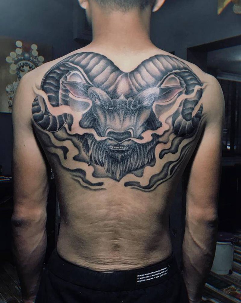 羊头纹身纹身图片_背部欧美写实纹身图案