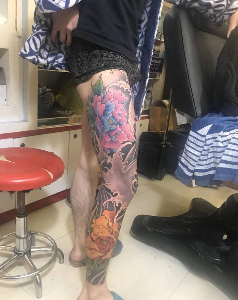 牡丹浪花腿纹身图片_腿部新传统纹身图案