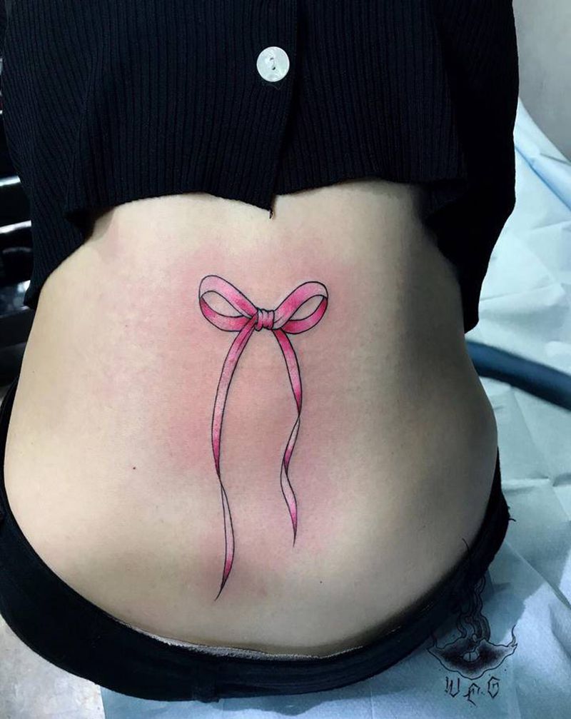 蝴蝶结纹身图片_腰部纹身图案