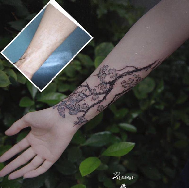 国风梅花纹身图片_手部水墨水彩纹身图案