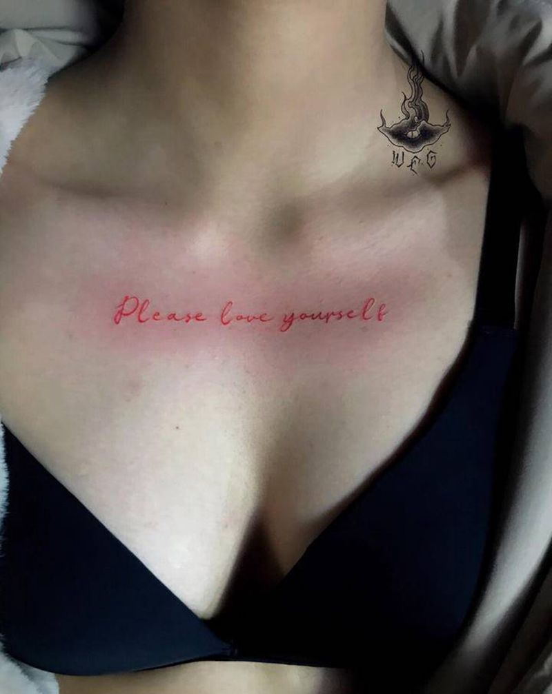 字母纹身图片_胸部纹身图案