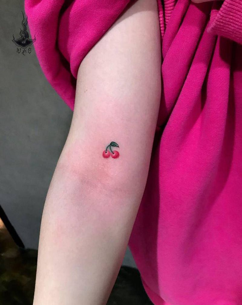 樱桃修改纹身图片_手部纹身图案