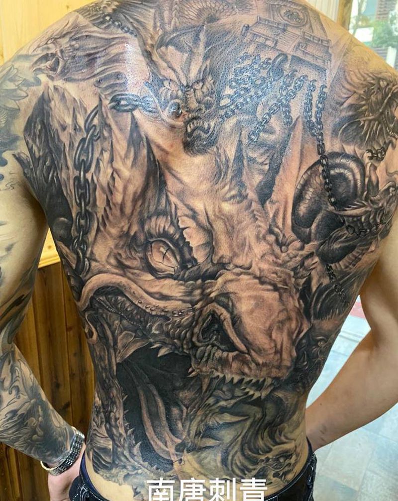 九龙拉棺纹身图片_背部纹身图案
