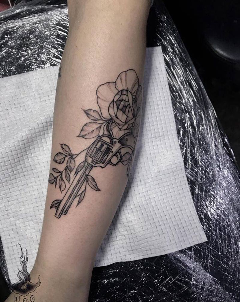 枪火玫瑰纹身图片_手部纹身图案