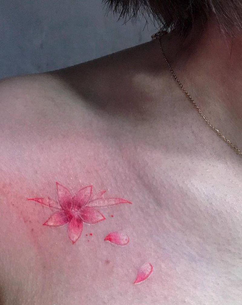 花纹身图片_肩部纹身图案