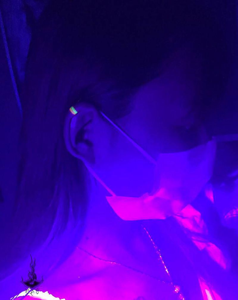 荧光纹身纹身图片_颈部纹身图案