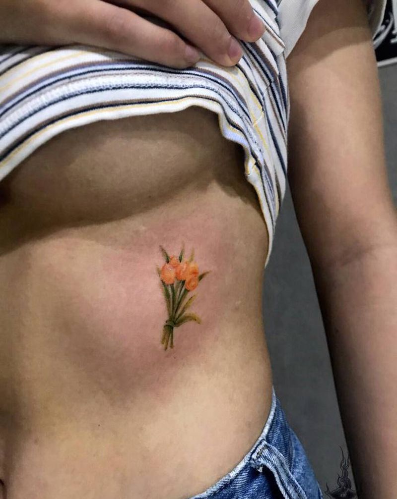 郁金香纹身图片_腰部纹身图案