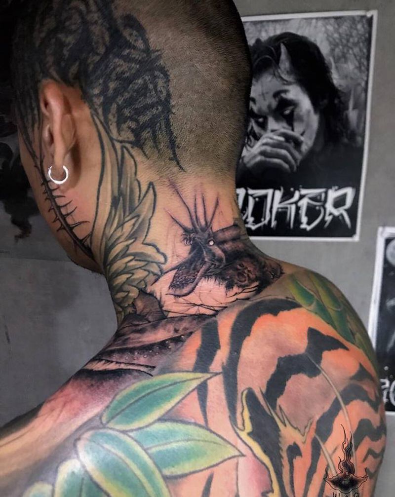 天虫纹身图片_颈部纹身图案