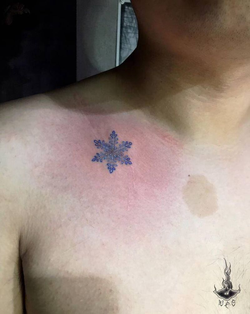 雪花纹身图片_胸部纹身图案