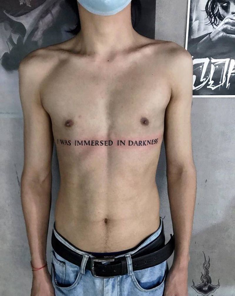 字母纹身图片_胸部纹身图案