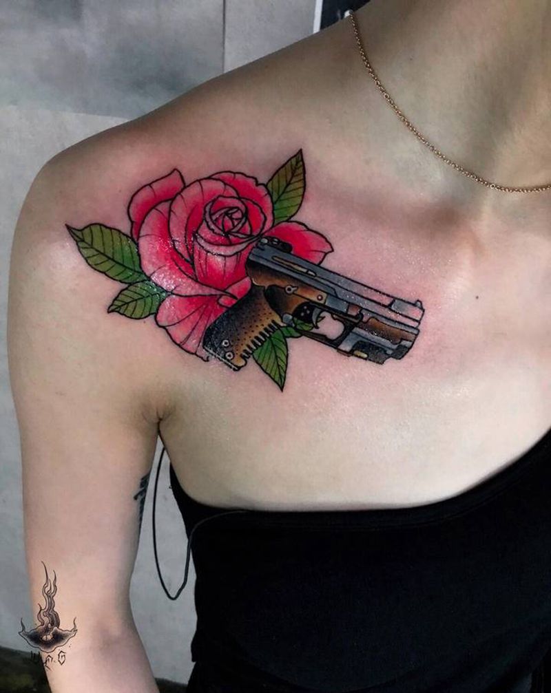 小手枪纹身图片_胸部纹身图案