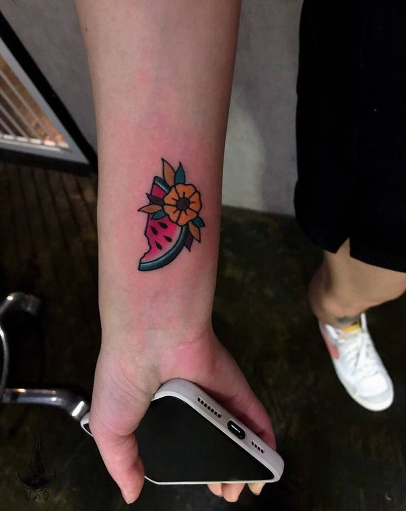 西瓜纹身图片_手部纹身图案