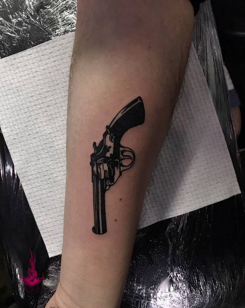 手枪纹身图片_手部纹身图案