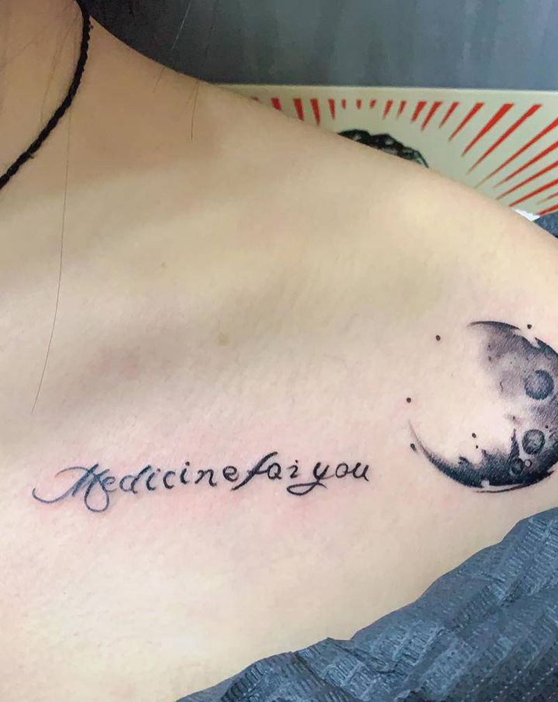 小月亮纹身图片_胸部点刺纹身图案