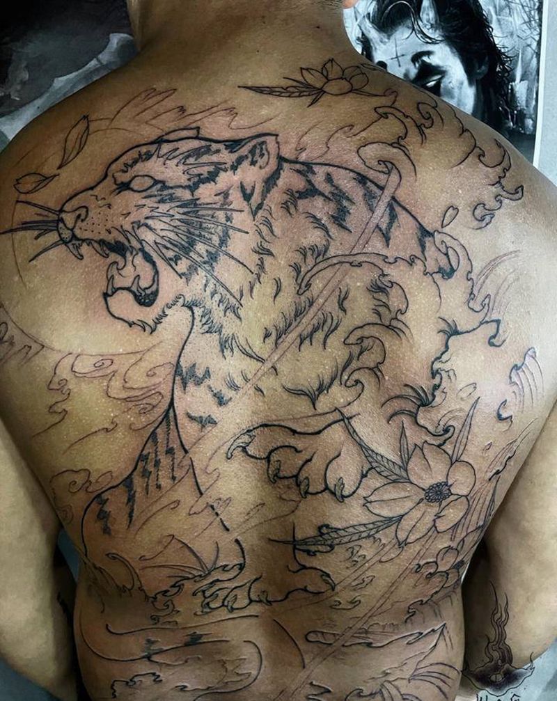 老虎线条纹身图片_背部纹身图案