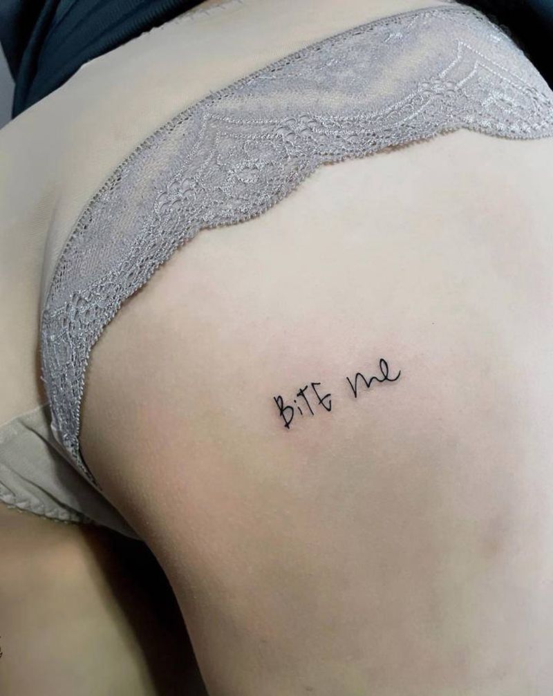 字母纹身图片_臀部纹身图案