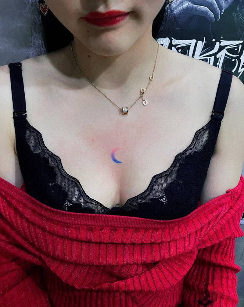 月亮纹身图片_胸部纹身图案