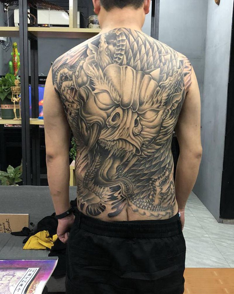 满背邪龙纹身图片_背部龙纹身图案