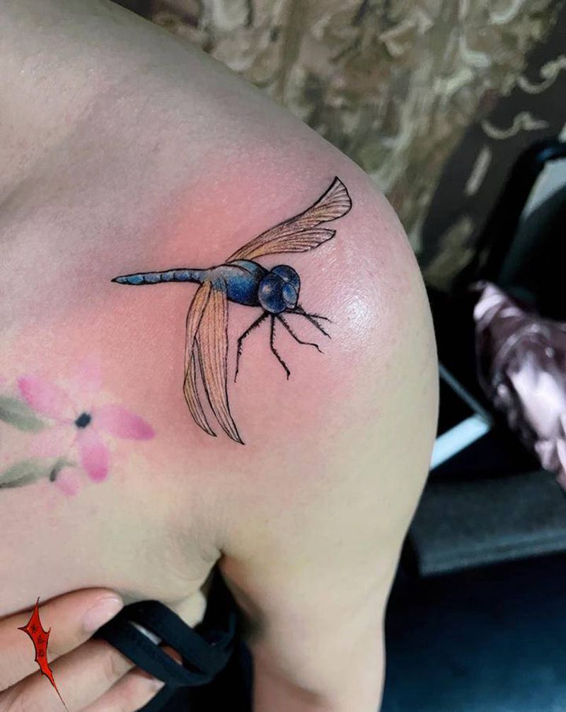 小蜻蜓纹身图片_肩部纹身图案
