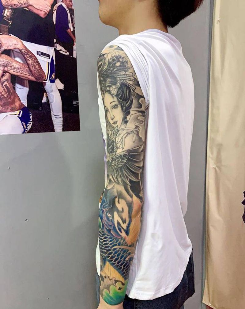 花臂纹身图片_手臂新传统鱼加艺妓纹身图案