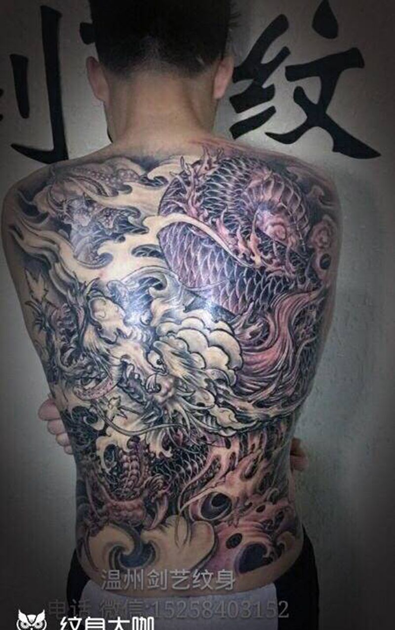 满背龙纹身图片_背部纹身图案