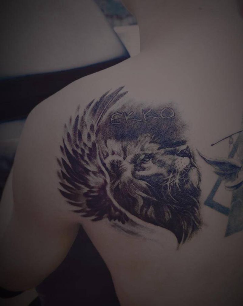 狮子纹身图片_颈部肩部欧美写实纹身图案